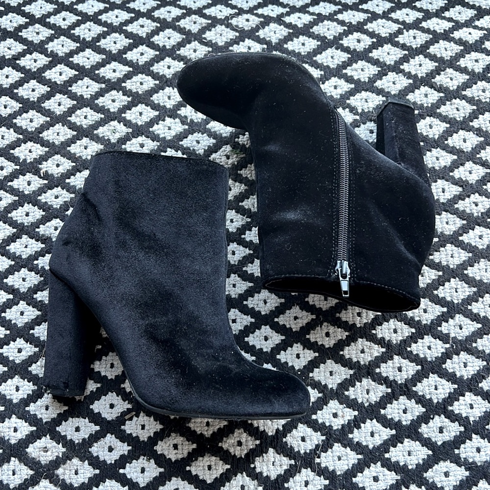 Bamboo velvet round toe boots size 7